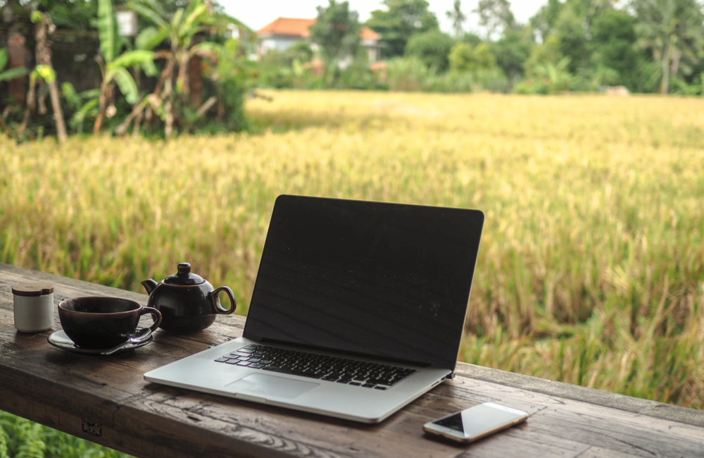 5 reasons eSIMs are essential for digital nomads in Europe